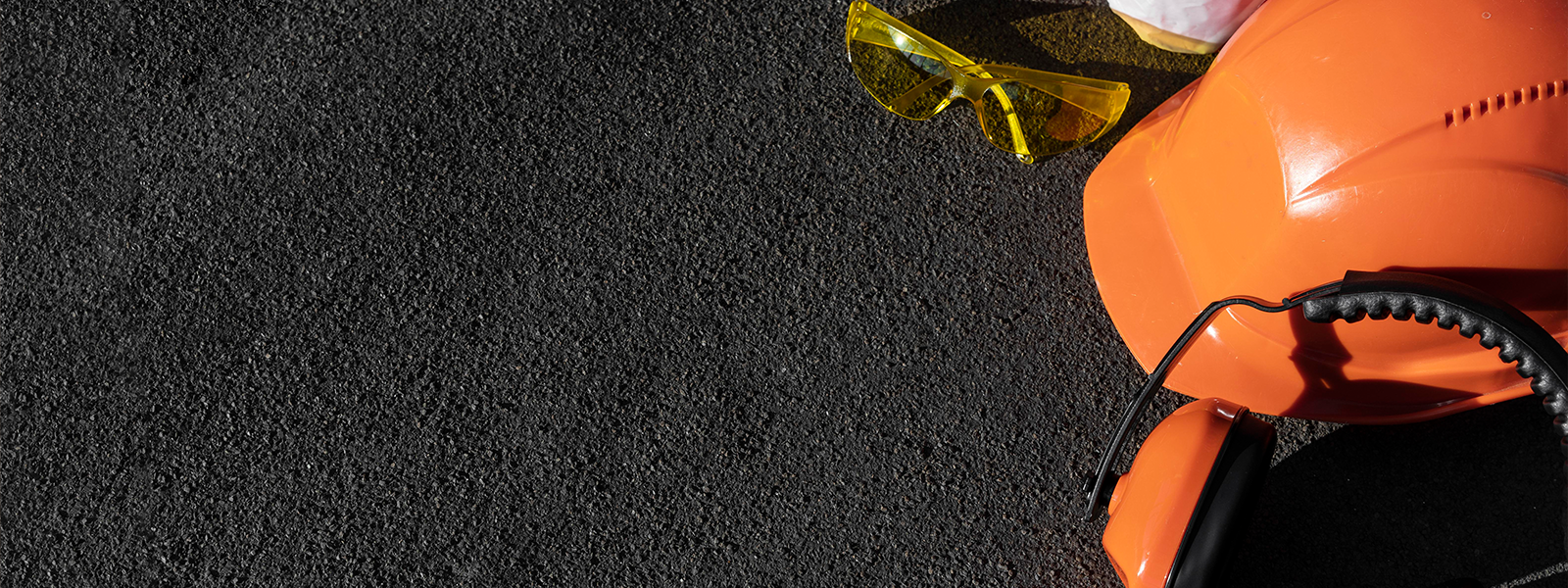 Riskleri azaltan, süreçleri iyileştiren ve çalışan bilincini artıran uygulamalarla sıfır kazaya giden yolu sizinle birlikte planlıyoruz. Güvenliğinizi sistematik ve ölçülebilir hale getiriyoruz.